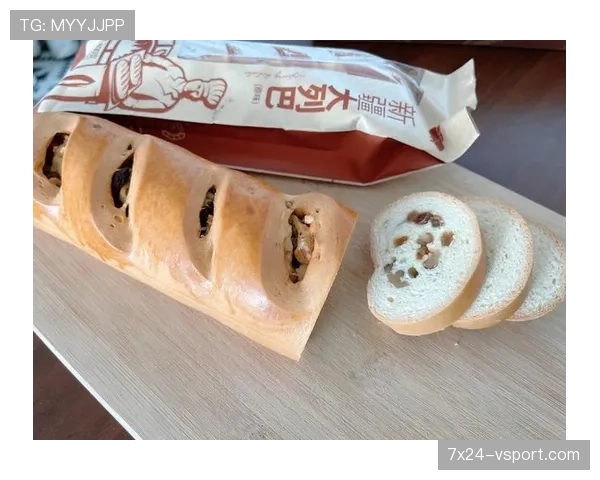 樊振东训练完随手啃蛋白棒的样子，像极了我加班啃面包的打工人